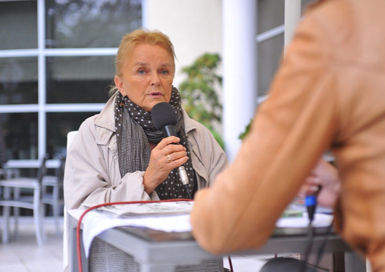 De l'Est à l'Ouest: Itinéraire d'une femme engagée