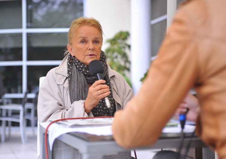  De l'Est à l'Ouest: Itinéraire d'une femme engagée 