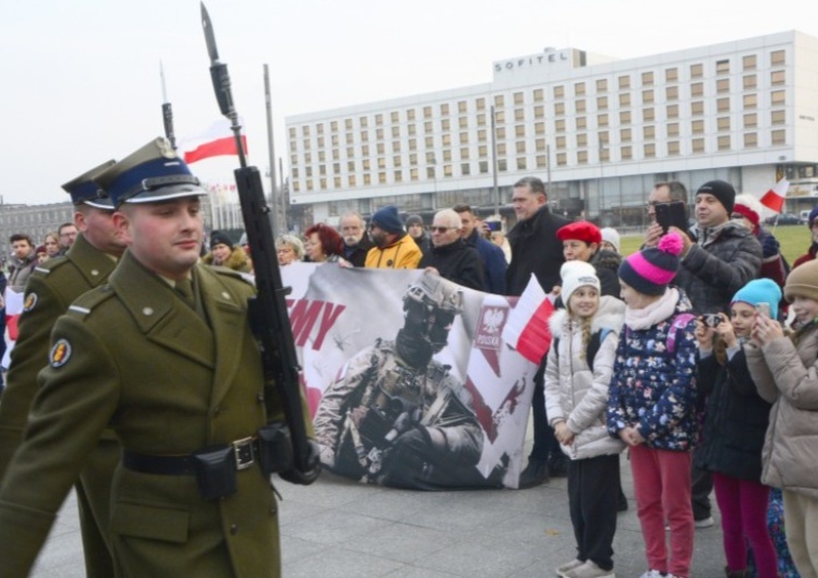  [Fotorelacja Tomasza Gutrego] Warszawa: Pikieta poparcia dla Wojska Polskiego przed dowództwem garnizonu