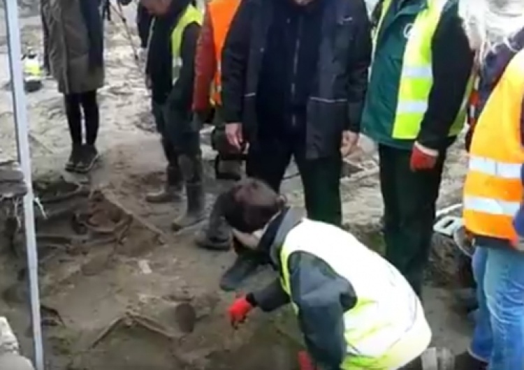  [Nasz News] Podczas ekshumacji szczątków na "Łączce" odkryto masowy grób pod grobami komunistów