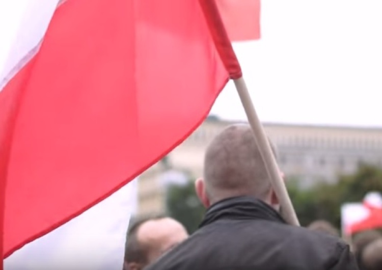  Trzech pijanych Niemców zerwało i podeptało w Warszawie polską flagę + Komentarze