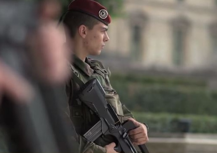  Francja: pod Paryżem samochód wjechał w grupę żołnierzy