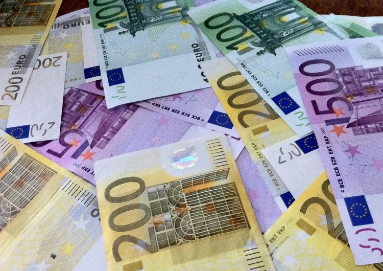 Wzrost gospodarczy, zmniejszenie bezrobocia, a płace nieomal stoją w miejscu. Dlaczego?