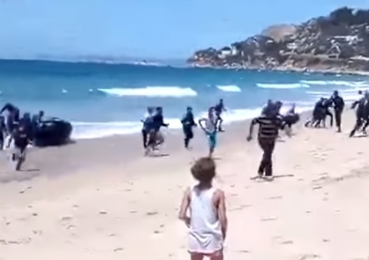  [video] Hiszpania: Imigranci przybili pontonem do brzegu i rozbiegli się między plażowiczami 