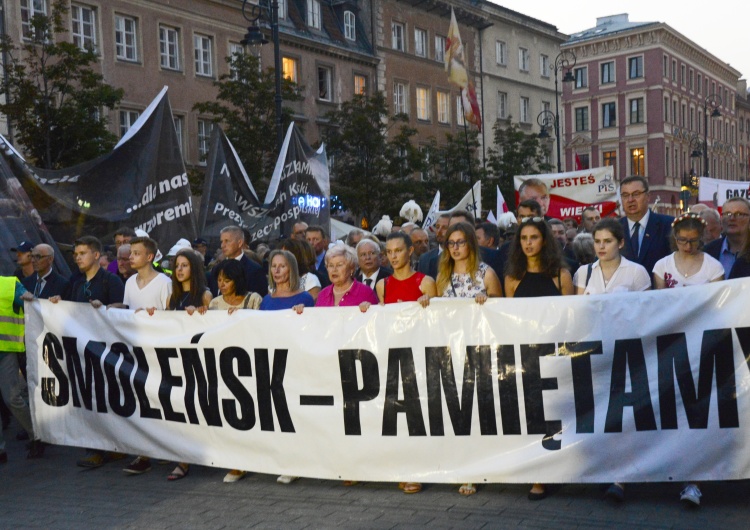 Tomasz Gutry [nasza fotorelacja ] 88 Marsz Smoleński. Przeciwników marszu wyraźnie ubyło