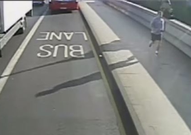  [video] Mężczyzna podczas biegania wepchnął kobietę pod autobus. Potem kompletnie zignorował swoją ofiarę