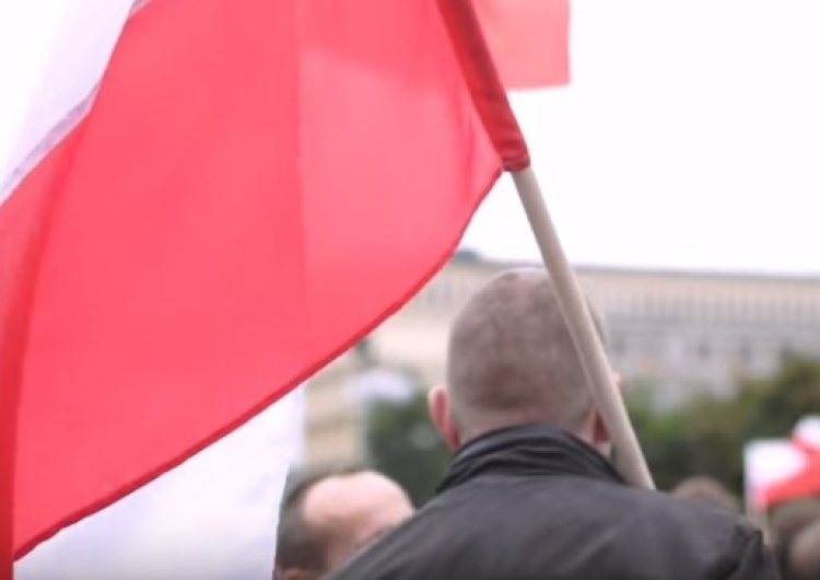 Dariusz Łaszyca: Bazgranie na Fladze Narodowej