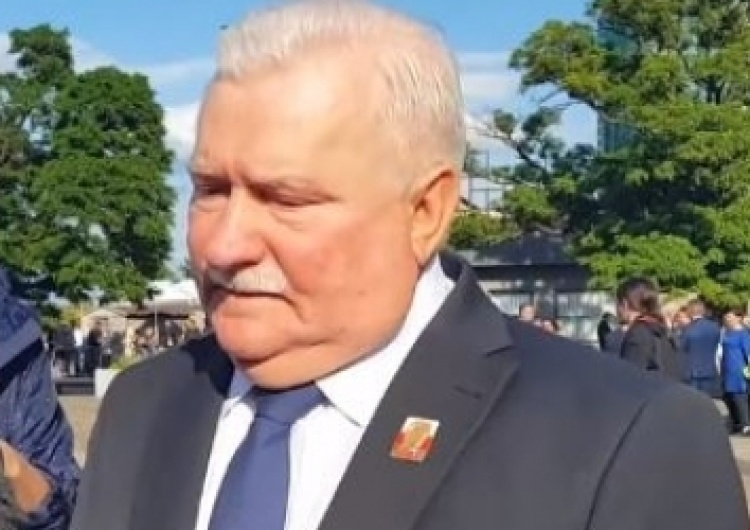 zrzut ekranu Limuzyna BOR wioząca Lecha Wałęsę zderzyła się z innym autem