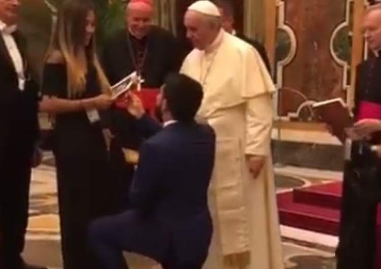  [video] Polityk oświadczył się w obecności papieża. Zobacz nagranie!