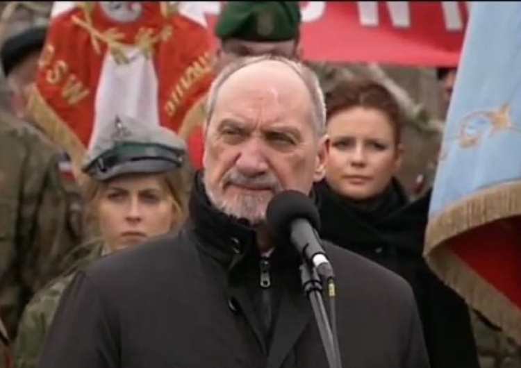  Minister Macierewicz: Polska musi mieć armię, która będzie w przyszłości zdolna sama obronić ojczyznę