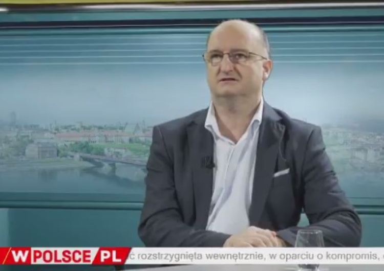 zrzut ekranu Prof. Wawrzyk: "Gdyby w Polsce rządziła PO, to mielibyśmy kolejne kontyngenty napływających imigrantów"