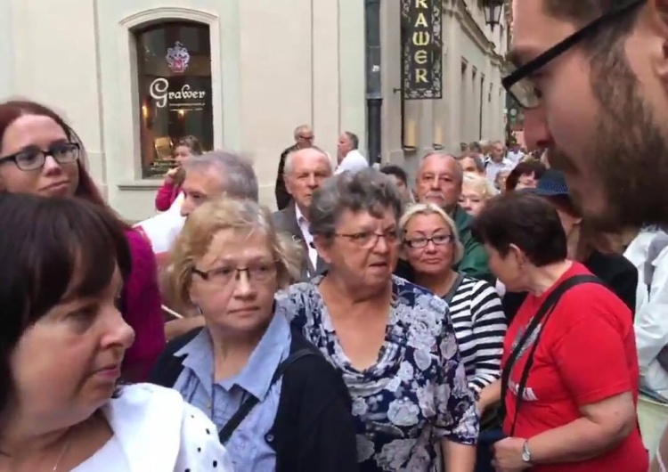  [video] Jak Obywatele RP wkręcają cudzoziemców, by chodzili z białymi różami