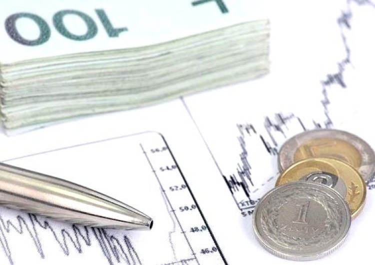 Rząd podniósł płacę minimalną do 2100 zł
