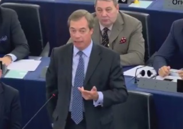 zrzut ekranu [video] Farage do Junckera: "Sposób, w jaki traktujesz Węgry i Polskę to radziecka przemoc"