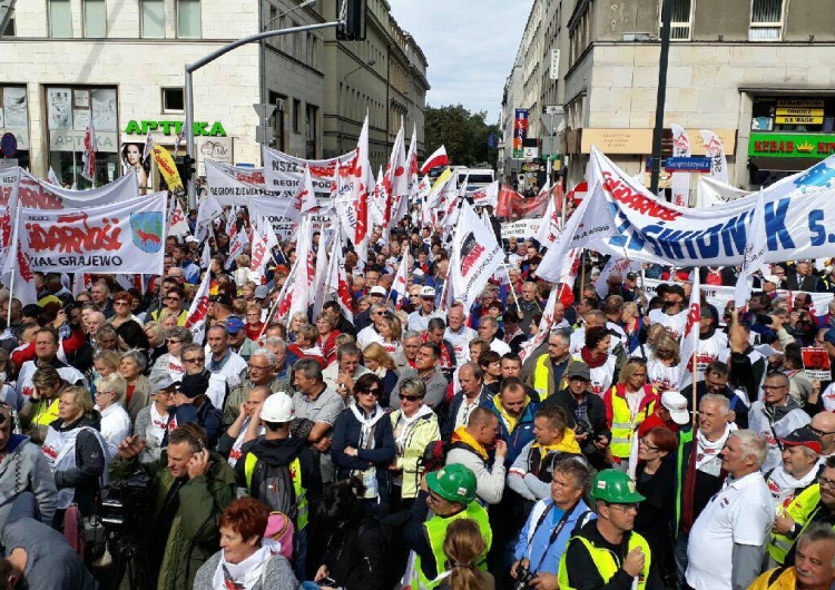 Tysiące osób na trwającym właśnie proteście Solidarności pod budynkiem KE w Warszawie
