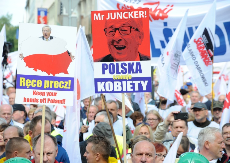Copyright by Marcin Żegliński Ręce precz od Polski - Solidarność protestowała przeciwko ingerencji Komisji Europejskiej [GALERIA ZDJĘĆ]