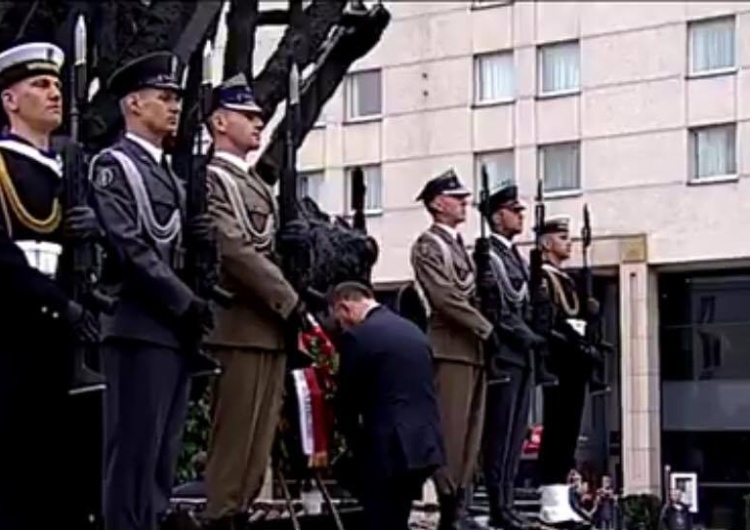  [video] Prezydent Andrzej Duda oddał hołd pod pomnikiem Poległych i Pomordowanych na Wschodzie