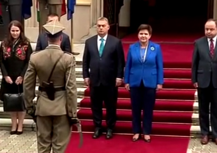  [video] Powitanie w Warszawie premiera Victora Orbana: Czołem panie premierze!