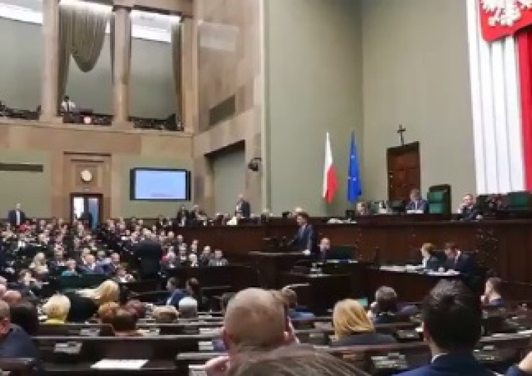 zrzut ekranu [video] Petru zakłóca obrady Sejmu i nie chce zejść z mównicy. Andruszkiewicz: Chce kolejnego puczu?