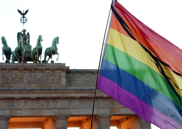  Niemcy: Pierwsza adopcja dziecka przez parę gejów