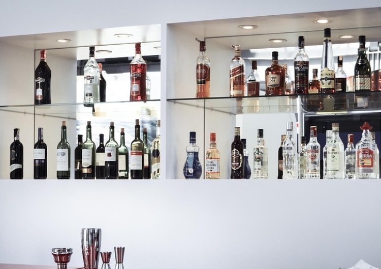 W Sejmie sprzedawano nielegalnie alkohol. Kancelaria Sejmu wypowiedziała umowę i zawiadamia prokuraturę