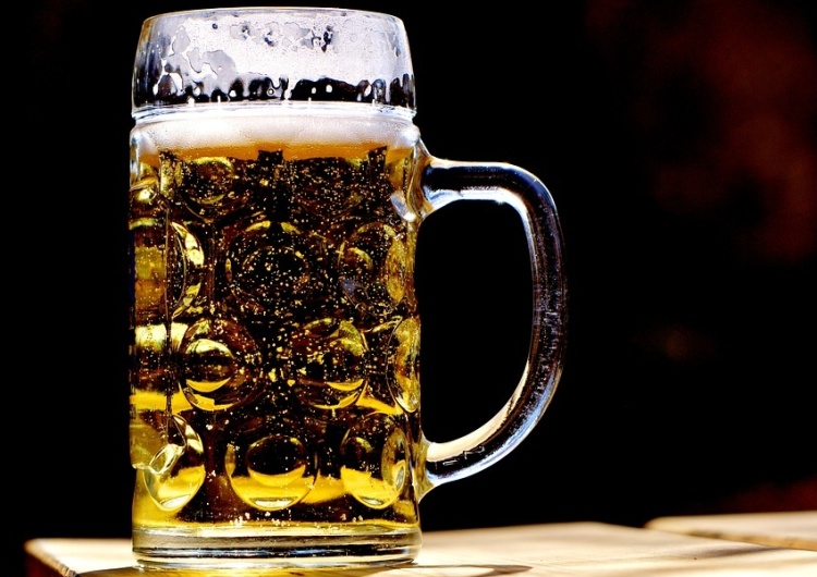Ograniczenie reklam piwa sposobem na walkę z nadmiernym spożyciem alkoholu? Plany resortu zdrowia