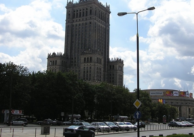 Partia "Razem" z jednej strony nawołuje do wyważonych komentarzy w/s samospalenia, a z drugiej...