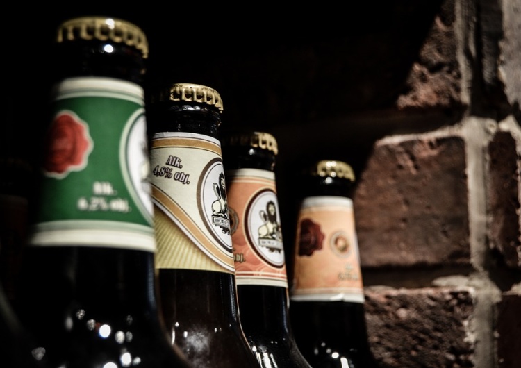 Resort zdrowia chce walczyć z nadmiernym spożyciem alkoholu i planuje ograniczyć reklamę piwa