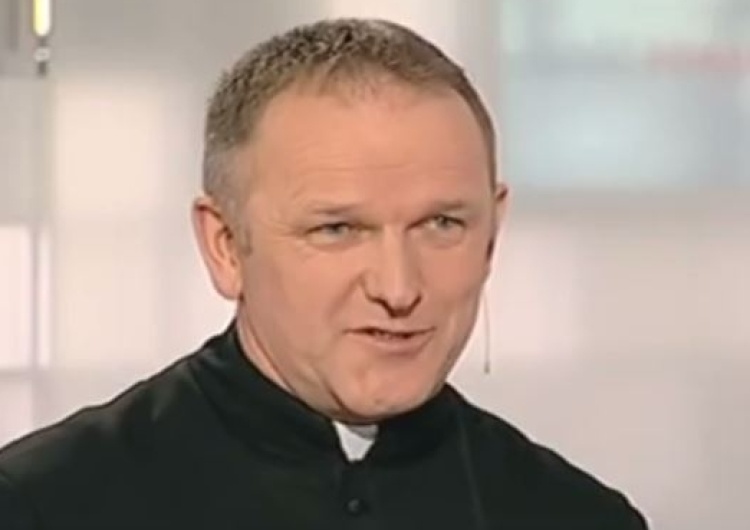 Lemański na wiecu KOD: Kwestia uchodźców kompromituje polski Kościół
