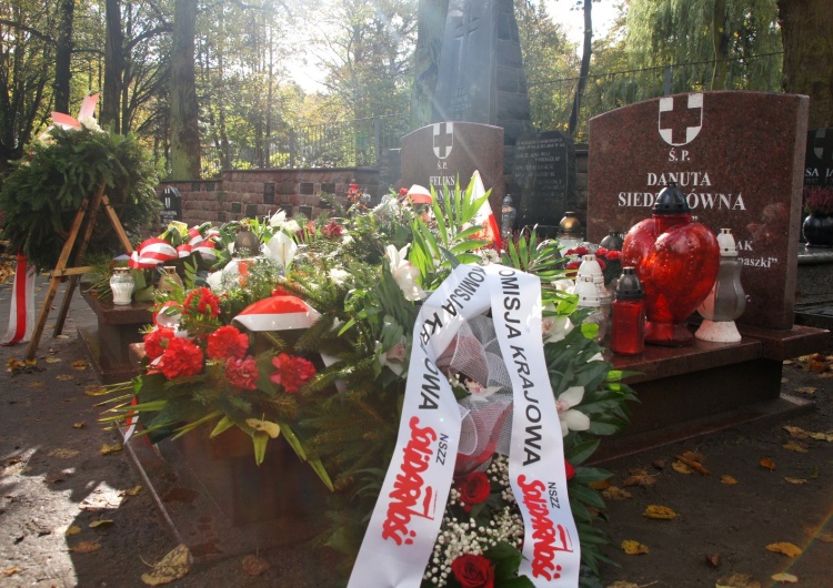  Piotr Duda zapalił znicze na grobach ks. Jankowskiego i Anny Walentynowicz