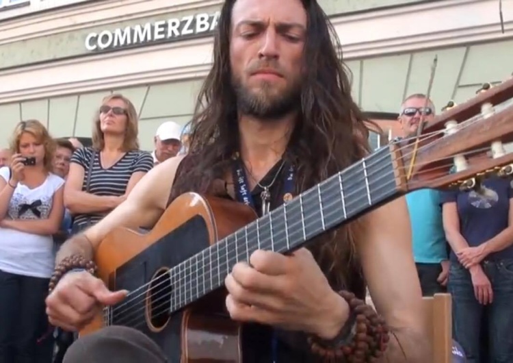  [video] Gitarzysta na ulicy tak poruszył słuchaczy, że film obejrzały już dziesiątki milionów internautów