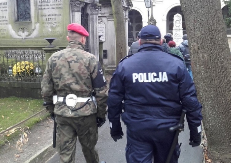 Policja i wojsko dbają o bezpieczeństwo Polaków podczas akcji "Znicz"