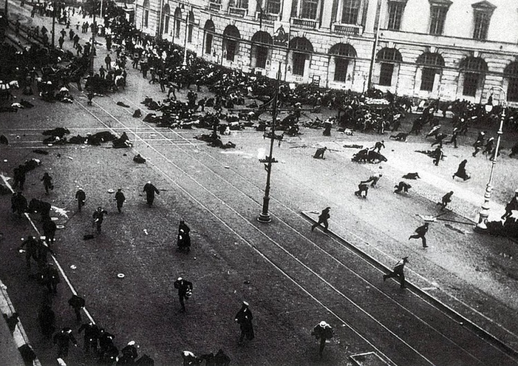 domena publiczna Bolszewicki przewrót 1917 roku – mit założycielski i triumf diabelskiego systemu