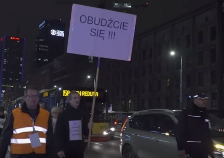 "To nie 500+ zwrócił Polakom godność. Uczynił to Piotr S". Kontrowersyjny tekst na TOKFM.pl wzburzył sieć