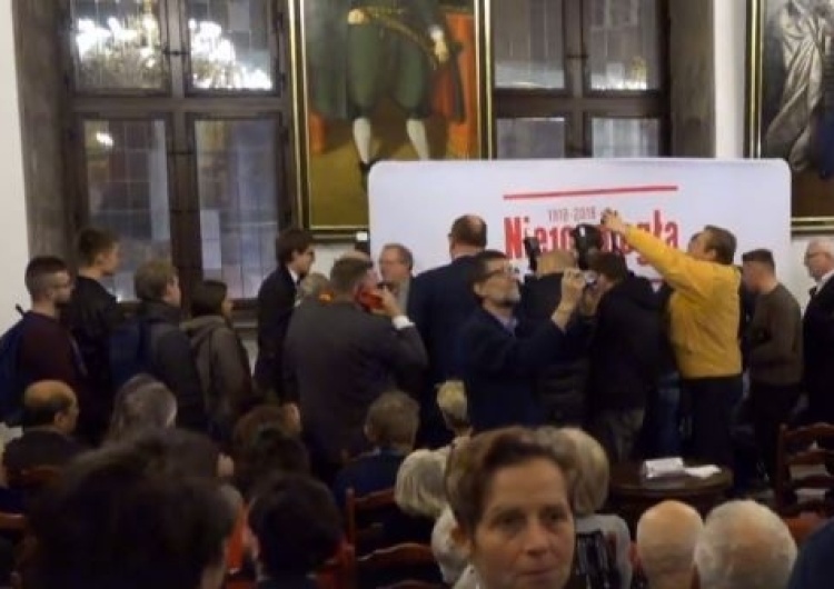  [video] Awantura w Gdańsku podczas debaty z Adamem Michnikiem. Nerwowa reakcja Pawła Adamowicza?