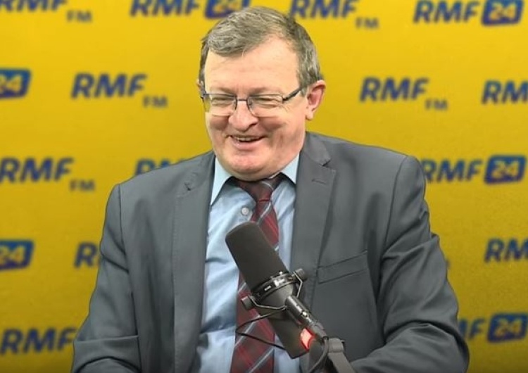  [video] Tadeusz Cymański śpiewa w RMF FM pieśń patriotyczną. Nagranie podbija sieć