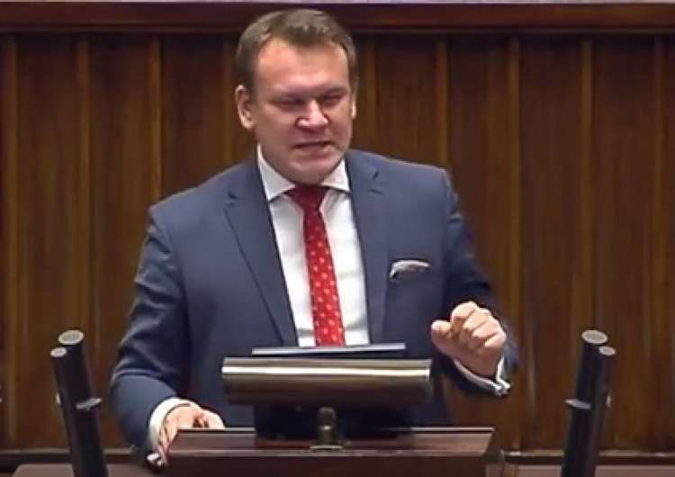 zrzut ekranu [video] Dominik Tarczyński do posłów opozycji: "Wesoło? Będziecie się śmiać przez łzy..."