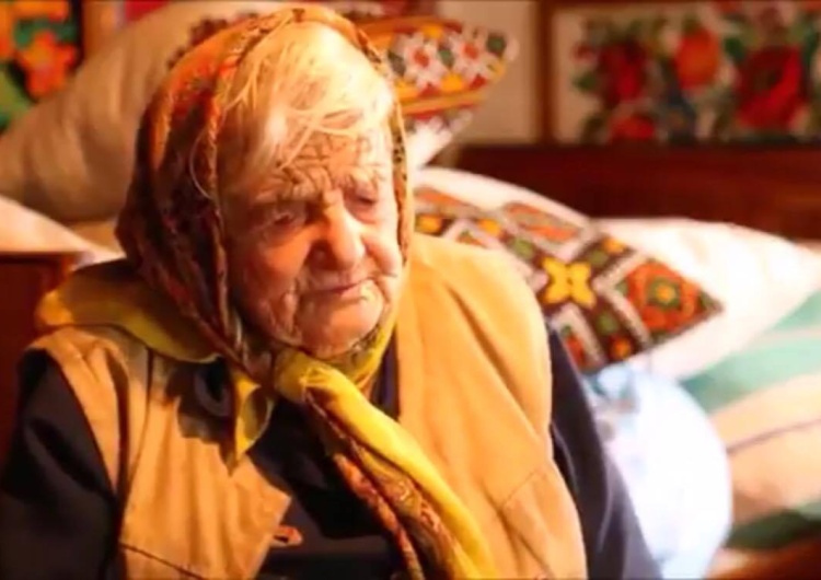  [video] Starsza kobieta śpiewa "Rotę". Najsilniejsi twardziele płaczą