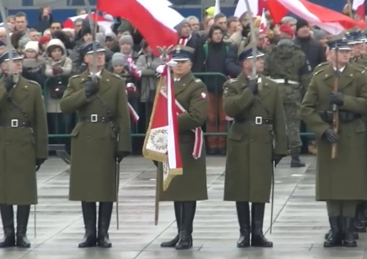 [video] Salut Narodowy, Apel Pamięci i pierwszy meldunek dowódcy WOT podczas obchodów Dnia Niepodległości
