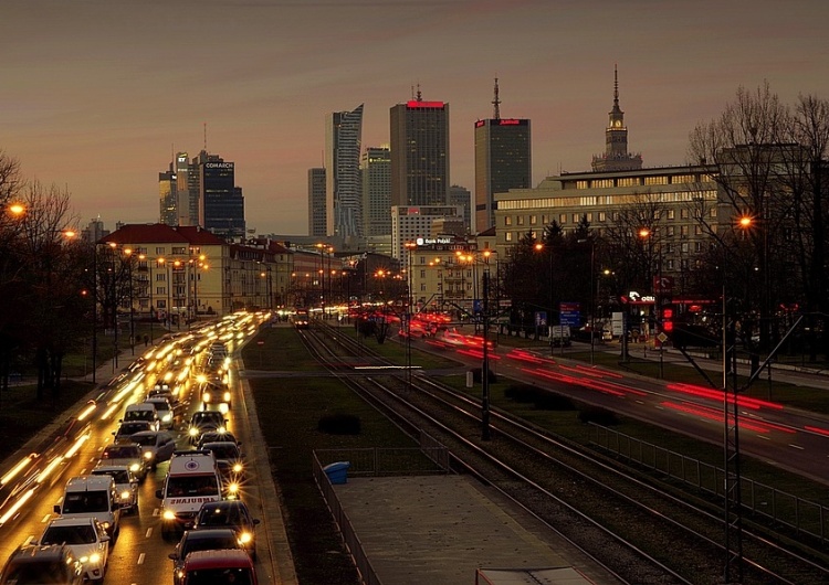 Rosnąca liczba samochodów coraz większym problemem. W Warszawie na tysiąc mieszkańców przypada 900 aut