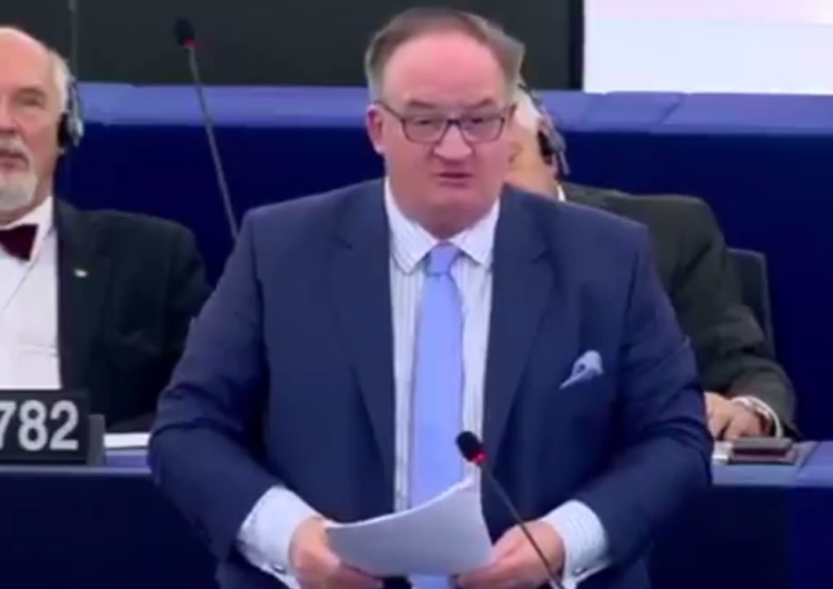 Debata w PE. Jacek Saryusz-Wolski punktuje podwójne standardy KE: Nazywam to "Paradoksem Timmermansa"