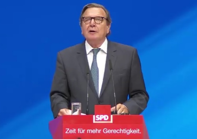 zrzut ekranu Gerhard Schroeder: Absurdalne jest podejrzenie, że Rosjanie mają chrapkę na Polskę