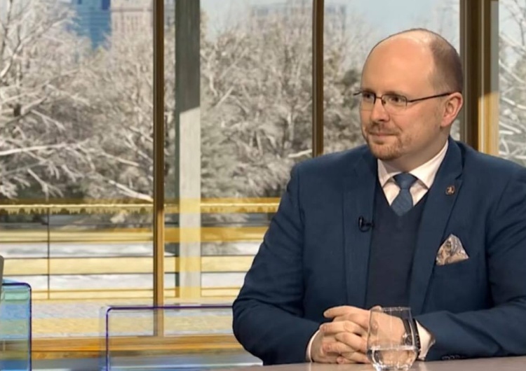 Mec. Jerzy Kwaśniewski szuka kontaktu z ludźmi od banera z przekreśloną swastyką na Marszu Niepodległości