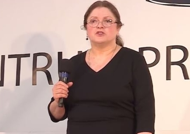 Krystyna Pawłowicz prześmiewczo parodiuje wpis Donalda Tuska na Twitterze: "Polacy, ALARM!"