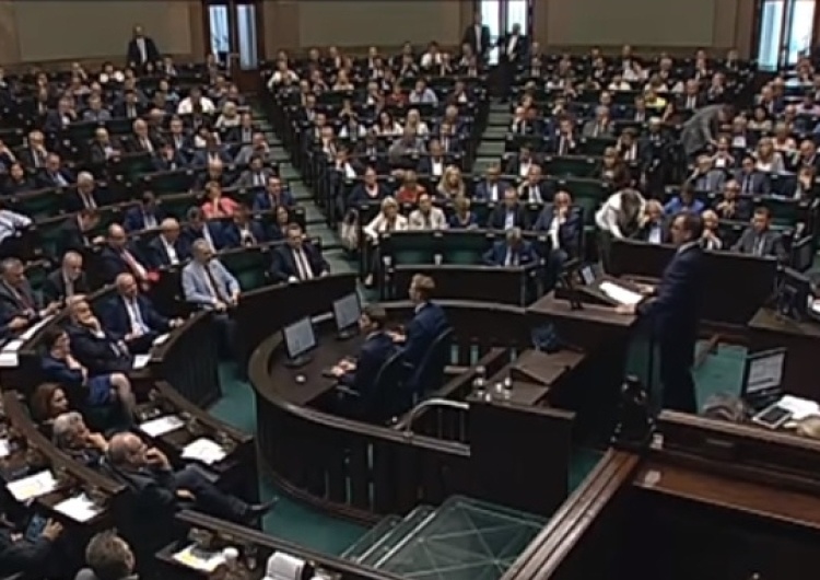 Sondaż IBRIS: PiS delikatnie traci, ale wciąż deklasuje rywali