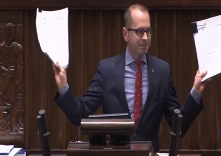 Skandaliczne zachowanie posła Szczerby w Sejmie. Sprawę skomentował szef klubu PO