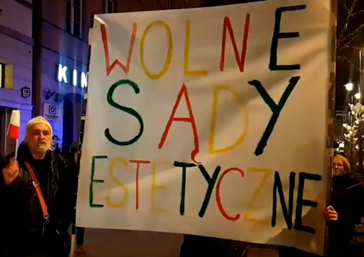 Internauci zarzucają Oko Press ilustrowanie artykułów o #WolneSądy zdjęciami z lipca