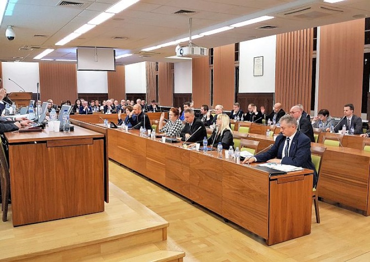 Samorząd na kredycie - Zabrze pożycza 330 mln zł z EBI. W sumie długi przekroczą miliard złotych