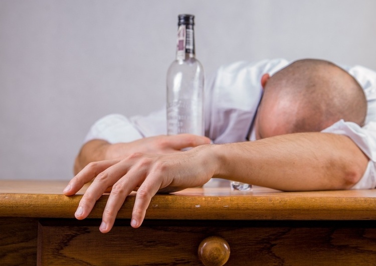 Wódka narodowym problemem? Wielu Polaków pije alkohol w sposób prowadzący do uzależnienia
