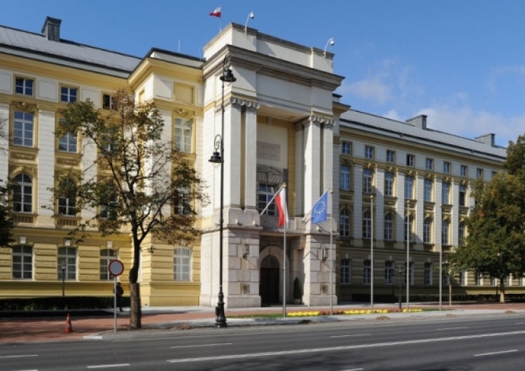Centrum Informacyjne Rządu dementuje #fakenews: Ministrowie NIE DOSTANĄ odpraw